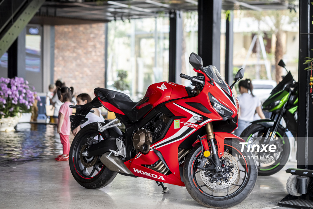 Chiếc xe sportbike Honda CBR650R nổi bật trong không gian nội thất của quán cafe tại Hoà Bình. Chiếc xe sportbike Honda CBR650R nổi bật trong không gian nội thất của quán cafe tại Hoà Bình.