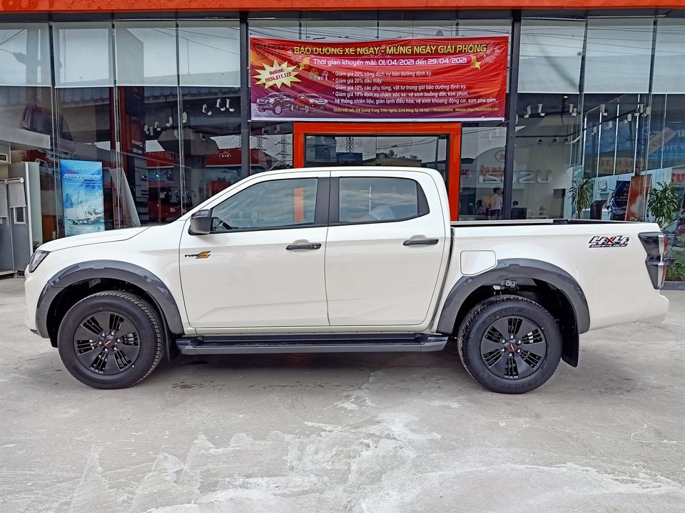 Tư vấn bán hàng cho biết lượng xe Isuzu D-Max 2021 được nhập về không nhiều do đó khách hàng muốn mua ở thời điểm hiện tại sẽ phải đặt cọc chờ đến cuối tháng 4 hoặc đầu tháng 5 mới có xe. Tư vấn bán hàng cho biết lượng xe Isuzu D-Max 2021 được nhập về không nhiều do đó khách hàng muốn mua ở thời điểm hiện tại sẽ phải đặt cọc chờ đến cuối tháng 4 hoặc đầu tháng 5 mới có xe.