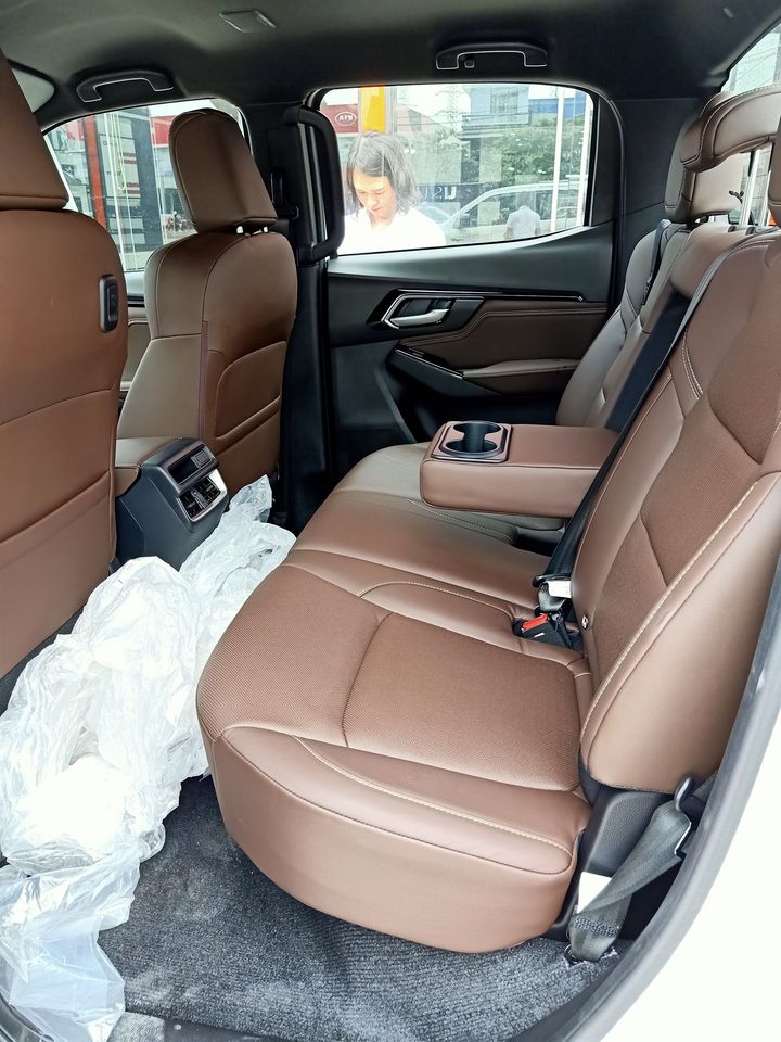 Các hàng ghế của Isuzu D-Max 2021 bản Type Z tại Việt Nam được bọc da màu nâu, hàng ghế sau có sự hiện diện của cửa gió điều hòa và bề tì tay tích hợp hộc đựng cốc. Các hàng ghế của Isuzu D-Max 2021 bản Type Z tại Việt Nam được bọc da màu nâu, hàng ghế sau có sự hiện diện của cửa gió điều hòa và bề tì tay tích hợp hộc đựng cốc.