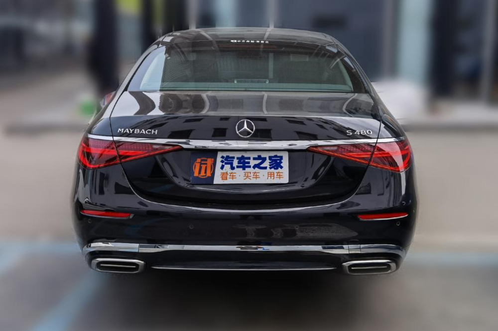 Mercedes-Maybach S480 2021 nhìn từ đằng sau Mercedes-Maybach S480 2021 nhìn từ đằng sau