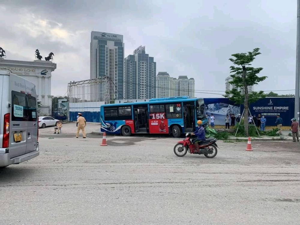 Lực lượng chức năng có mặt tại hiện trường vụ tai nạn Lực lượng chức năng có mặt tại hiện trường vụ tai nạn