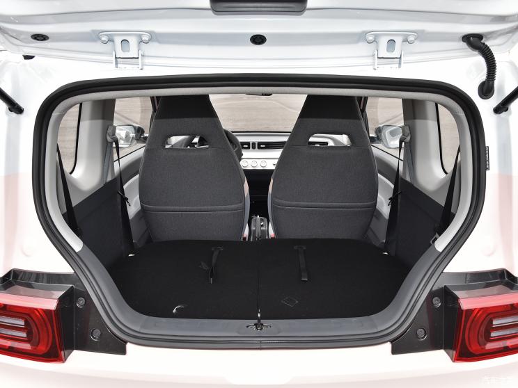 Khoang hành lý của Wuling Hongguang Mini EV Macaron 2021 khi ghế sau gập xuống Khoang hành lý của Wuling Hongguang Mini EV Macaron 2021 khi ghế sau gập xuống