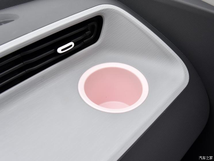 Ngăn đựng cốc trên mặt táp-lô của Wuling Hongguang Mini EV Macaron 2021 Ngăn đựng cốc trên mặt táp-lô của Wuling Hongguang Mini EV Macaron 2021