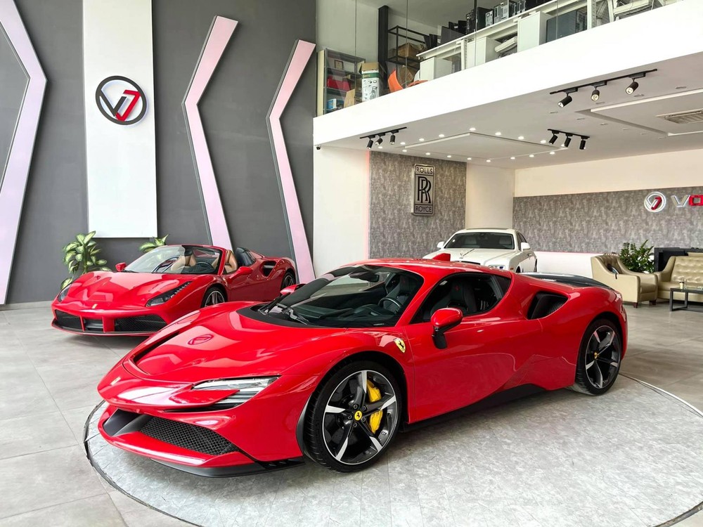 Cả 2 chiếc Ferrari SF90 Stradale về nước trước đó không có bộ tem này. Chiếc Ferrari SF90 Stradale mang bộ tem trên có tuỳ chọn giống xe thứ 2 về nước Cả 2 chiếc Ferrari SF90 Stradale về nước trước đó không có bộ tem này. Chiếc Ferrari SF90 Stradale mang bộ tem trên có tuỳ chọn giống xe thứ 2 về nước