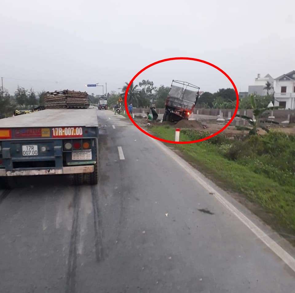 Hiện trường vụ va chạm giữa xe container với xe tải trên QL38B vào sáng nay Hiện trường vụ va chạm giữa xe container với xe tải trên QL38B vào sáng nay