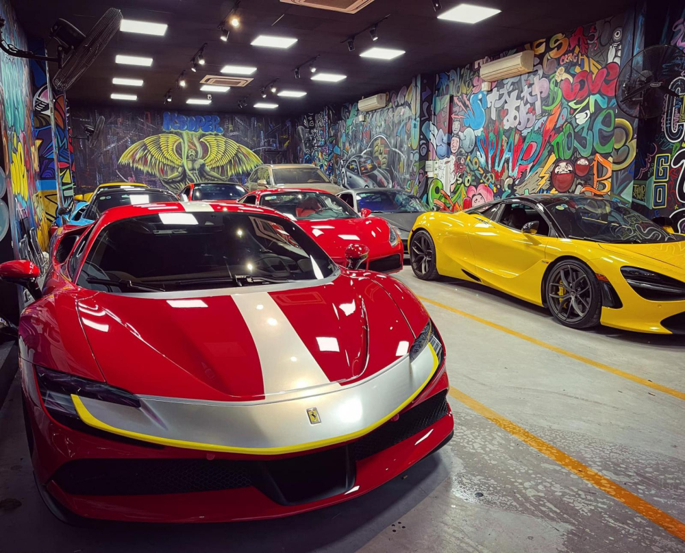 Chiếc siêu xe Ferrari SF90 Stradale cùng nhiều siêu xe đắt đỏ khác đỗ cùng nhau Chiếc siêu xe Ferrari SF90 Stradale cùng nhiều siêu xe đắt đỏ khác đỗ cùng nhau