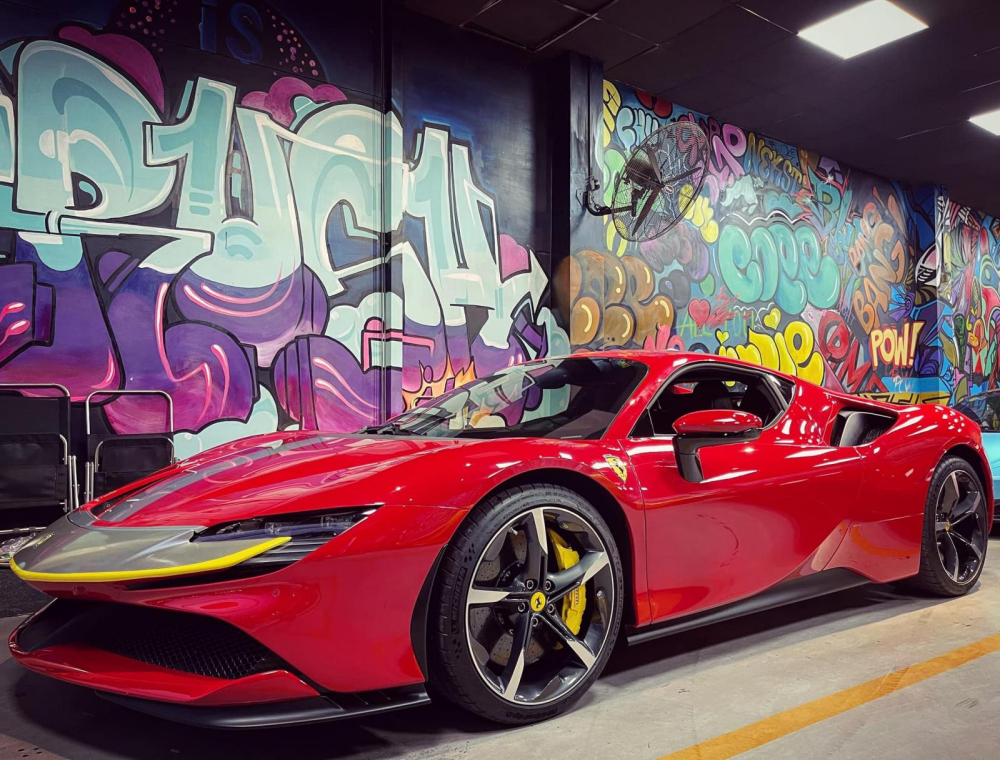 Một chiếc siêu xe Ferrari SF90 Stradale lạ xuất hiện trong garage của một người mua bán siêu xe ở trong Nam Một chiếc siêu xe Ferrari SF90 Stradale lạ xuất hiện trong garage của một người mua bán siêu xe ở trong Nam