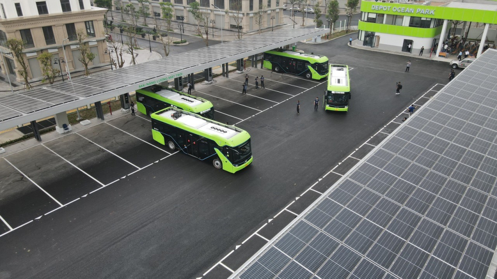 Khu vực bến đỗ và trạm sạc trong trung tâm Depot của VinBus được cung cấp năng lượng nhờ những tấm kính pin mặt trời lớn. Khu vực bến đỗ và trạm sạc trong trung tâm Depot của VinBus được cung cấp năng lượng nhờ những tấm kính pin mặt trời lớn.