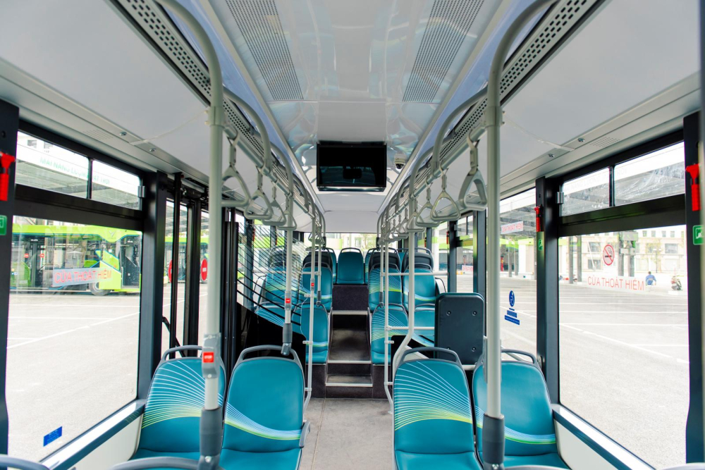 Trọng tâm thấp khiến không gian bên trong VinBus có không gian đầu khá rộng rãi, kể cả hàng ghế cuối cùng. Trọng tâm thấp khiến không gian bên trong VinBus có không gian đầu khá rộng rãi, kể cả hàng ghế cuối cùng.
