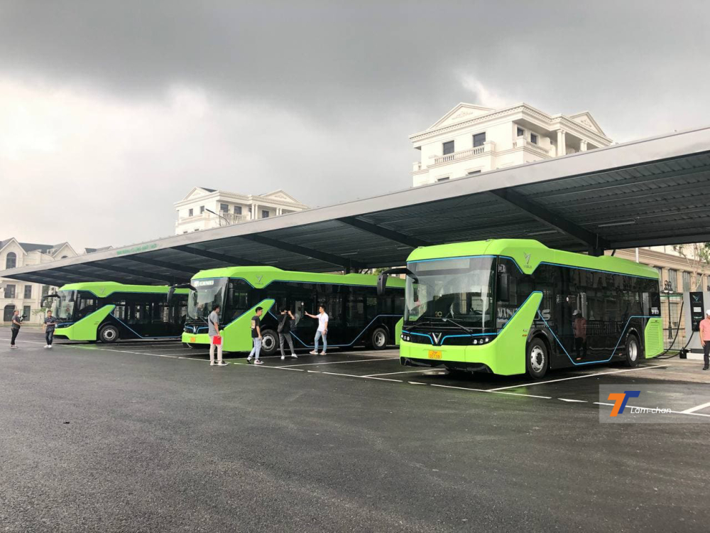 VinBus đã chính thức đi vào hoạt động, bến đỗ có mái che là các tấm kính năng lương mặt trời nhằm cung cấp điện năng cho các trạm sạc. VinBus đã chính thức đi vào hoạt động, bến đỗ có mái che là các tấm kính năng lương mặt trời nhằm cung cấp điện năng cho các trạm sạc.