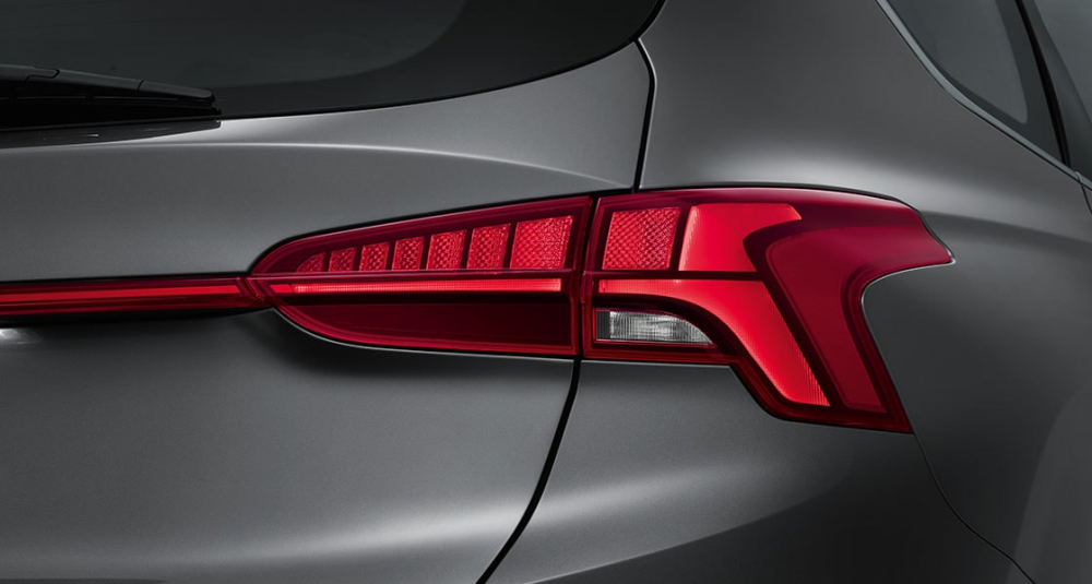 Đ&egrave;n hậu của Hyundai Santa Fe 2021