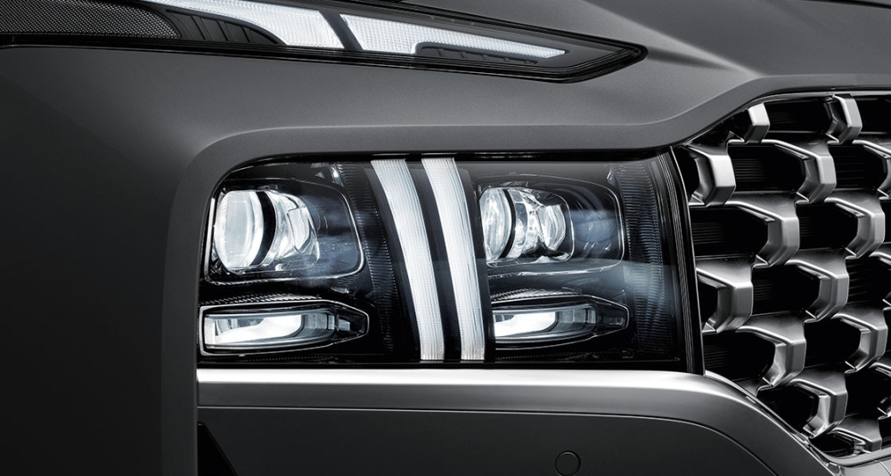 Đ&egrave;n LED định vị ban ng&agrave;y k&eacute;o xuống đ&egrave;n pha của Hyundai Santa Fe 2021