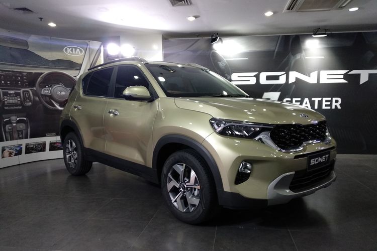 Kia Sonet 7 chỗ phiên bản màu vàng kim