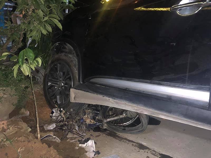 Một chiếc xe m&aacute;y nằm dưới gầm của chiếc Mitsubishi Outlander