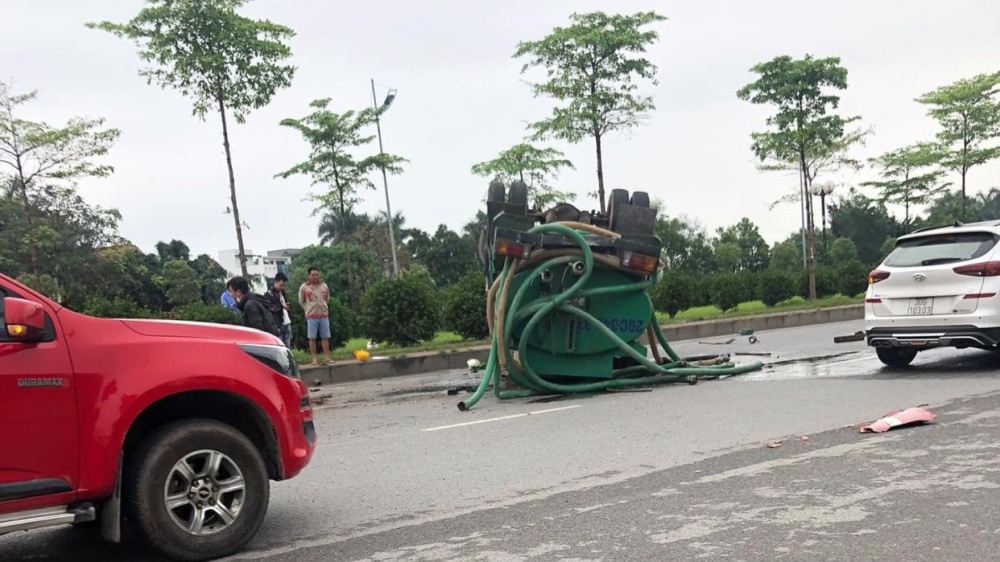 Xe bồn lật ngửa tr&ecirc;n đường, dầu đổ tr&agrave;n ra mặt đường