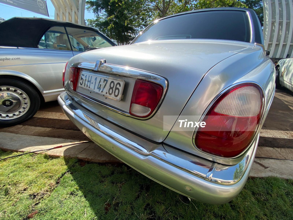 Rolls-Royce Silver Seraph có tốc độ tối đa 225 km/h Rolls-Royce Silver Seraph có tốc độ tối đa 225 km/h