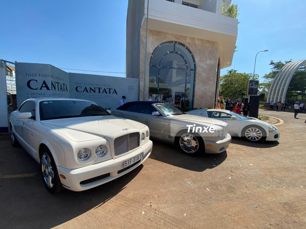 Bentley Brooklands Coupe c&ugrave;ng phi&ecirc;n bản mui trần Bentley Azure tạo th&agrave;nh bộ đ&ocirc;i xe 2 cửa th&uacute; vị của Chủ tịch Trung Nguy&ecirc;n đang sở hữu