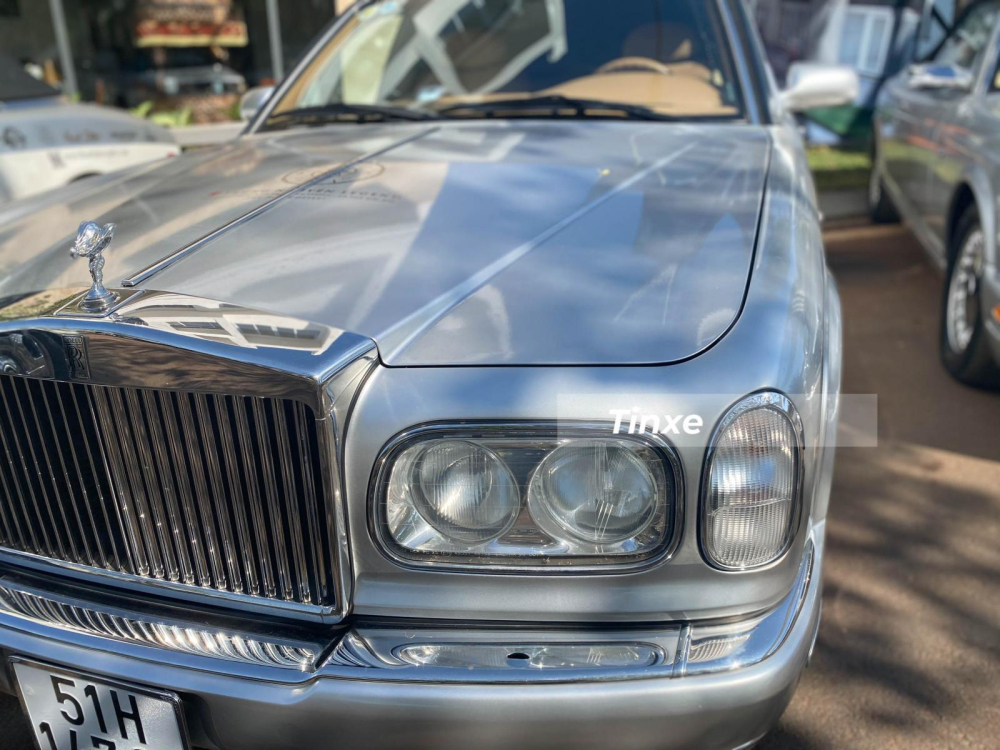Các đôi mắt của xe khi thì nằm ngang, lúc dựng đứng như muốn nói mẫu xe Rolls-Royce Silver Seraph trường tồn với thời gian Các đôi mắt của xe khi thì nằm ngang, lúc dựng đứng như muốn nói mẫu xe Rolls-Royce Silver Seraph trường tồn với thời gian