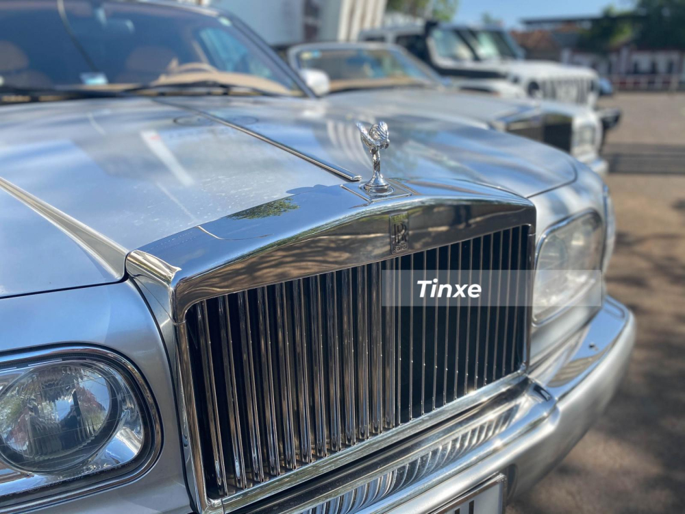 Rolls-Royce Silver Seraph sử dụng động cơ V12, dung tích 5.4 lít Rolls-Royce Silver Seraph sử dụng động cơ V12, dung tích 5.4 lít