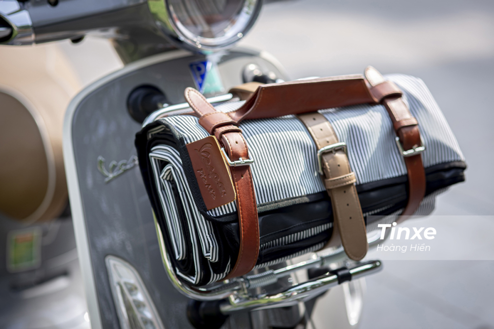 Ba-ga trước của Vespa Picnic đi k&egrave;m thảm ngồi Picnic thiết kế ri&ecirc;ng với khả năng chịu tải tối đa 4 kg.