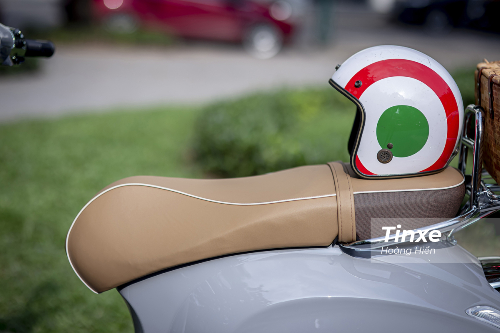 Y&ecirc;n xe với m&agrave;u n&acirc;u k&egrave;m đai da của Vespa Primavera Picnic.