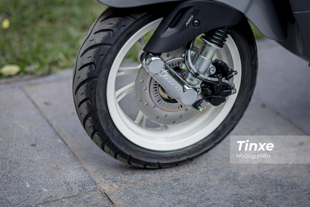 Hệ thống chống b&oacute; cứng phanh ABS đ&atilde; trở th&agrave;nh trang bị ti&ecirc;u chuẩn tr&ecirc;n những chiếc xe Vespa hiện đại.