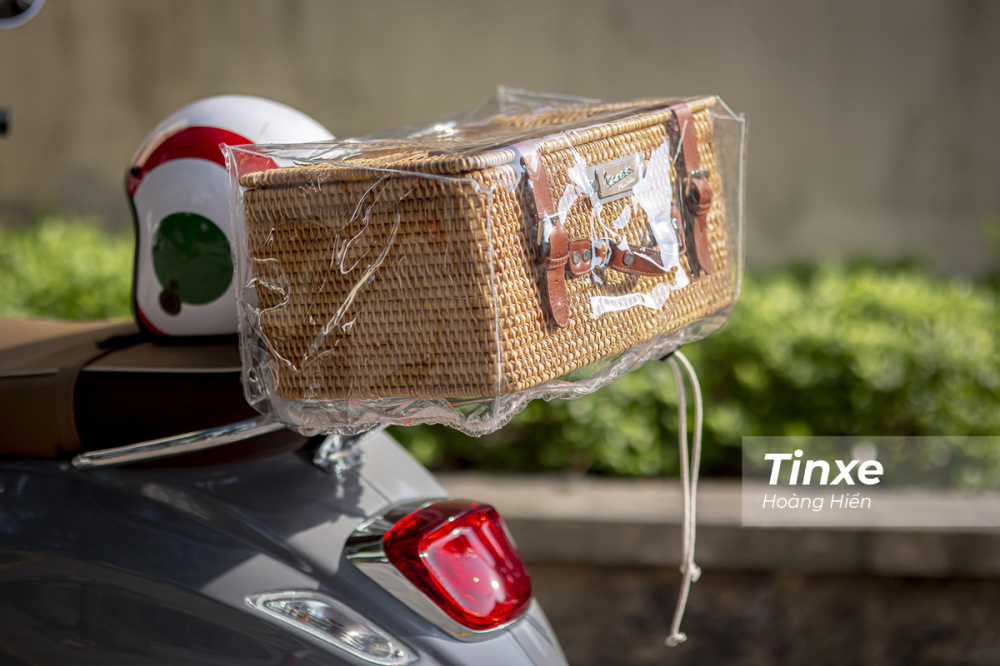 T&uacute;i ni-lon chống nước đi k&egrave;m để bảo vệ giỏ m&acirc;y của Vespa Primavera Picnic.