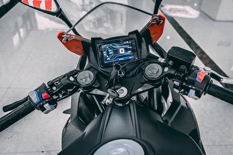 M&agrave;n h&igrave;nh TFT mới tr&ecirc;n Benelli 302R 2021