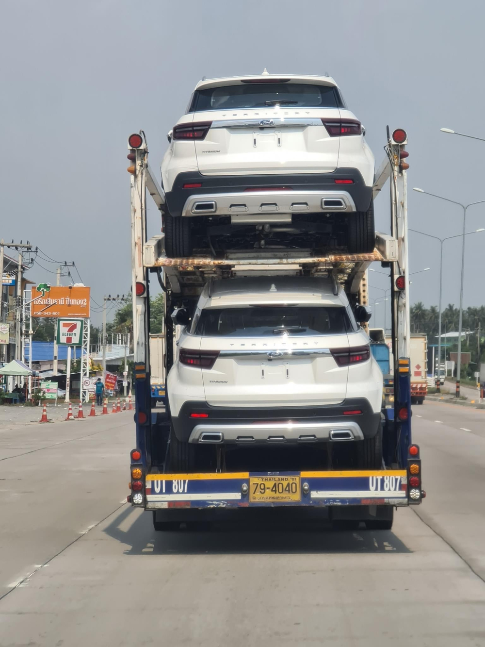Những chiếc Ford Territory được vận chuyển tr&ecirc;n đường phố Th&aacute;i Lan