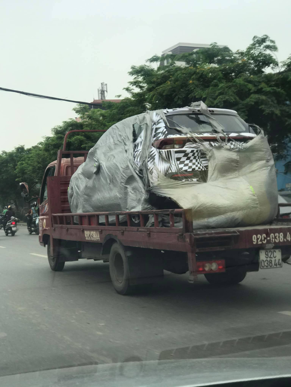 Kia Sonet bị bắt gặp khi đang được vận chuyển tr&ecirc;n đường phố Việt Nam