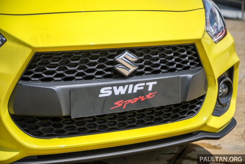 Thanh giả sợi carbon tr&ecirc;n lưới tản nhiệt của Suzuki Swift Sport 2021