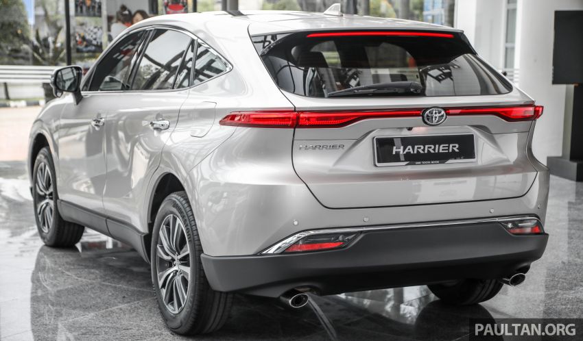 Toyota Harrier 2021 nhìn từ đằng sau Toyota Harrier 2021 nhìn từ đằng sau