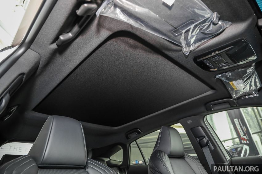 Cửa sổ trời của Toyota Harrier 2021 có thể thay đổi độ trong, đục Cửa sổ trời của Toyota Harrier 2021 có thể thay đổi độ trong, đục