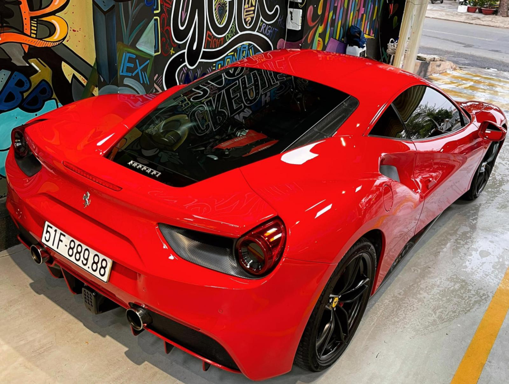 Ferrari 488 GTB biển siêu khủng từng của Tuấn Hưng vào Sài thành Ferrari 488 GTB biển siêu khủng từng của Tuấn Hưng vào Sài thành
