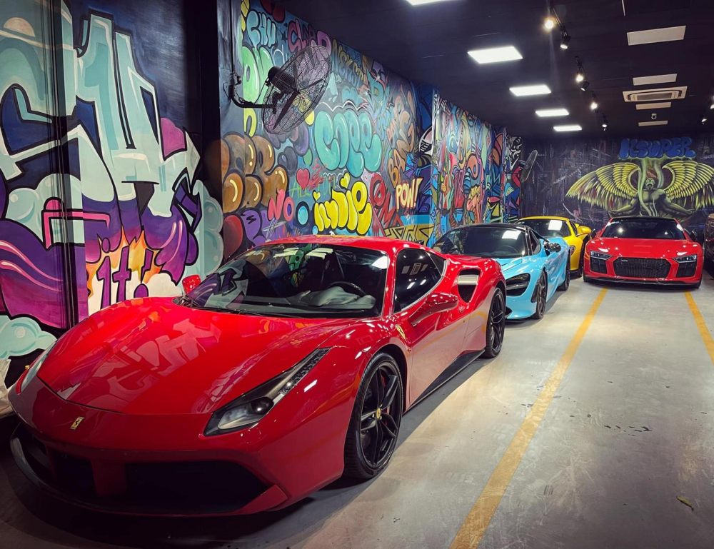 Siêu xe Ferrari 488 GTB của Tuấn Hưng và phía cuối là Audi R8 V10 Plus từng của Đông Nhi - Ông Cao Thắng