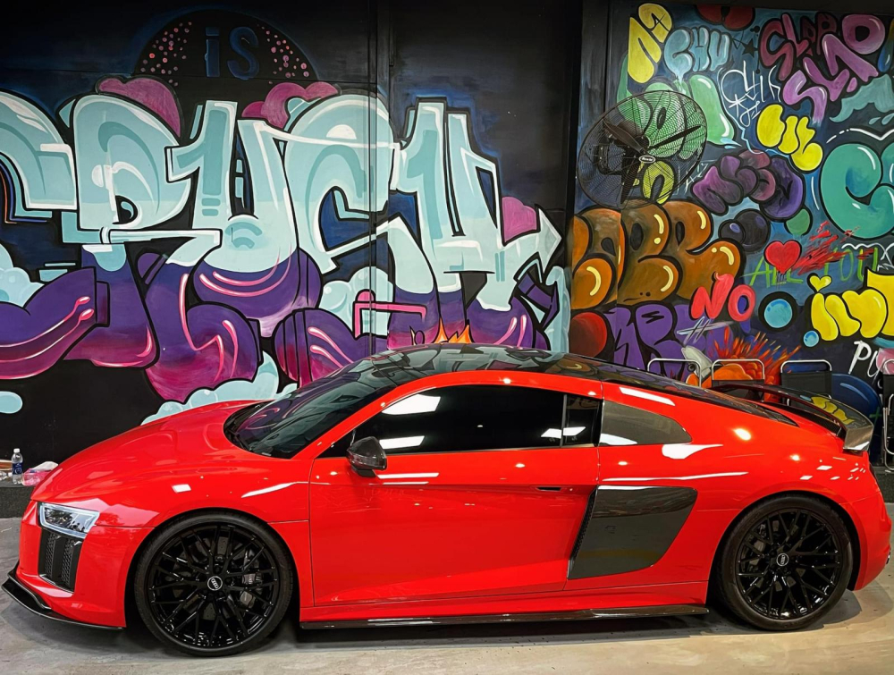 Audi R8 V10 Plus có màu đỏ và nhiều chi tiết carbon