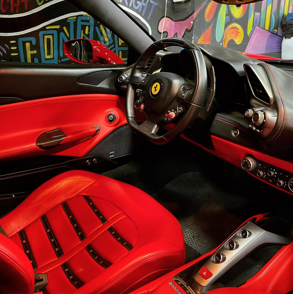 Nội thất chiếc Ferrari 488 GTB này có màu đỏ, tông xuyệt tông ngoại thất Nội thất chiếc Ferrari 488 GTB này có màu đỏ, tông xuyệt tông ngoại thất