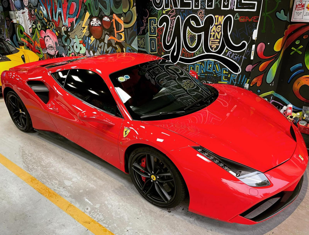 Ferrari 488 GTB từng của Tuấn Hưng có màu sơn đỏ và bộ mâm sơn tối màu Ferrari 488 GTB từng của Tuấn Hưng có màu sơn đỏ và bộ mâm sơn tối màu