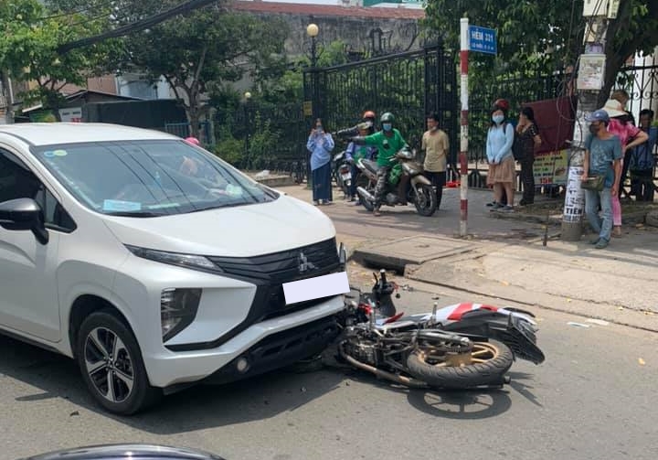 Hiện trường xe máy tông Mitsubishi Xpander lấn làn Hiện trường xe máy tông Mitsubishi Xpander lấn làn