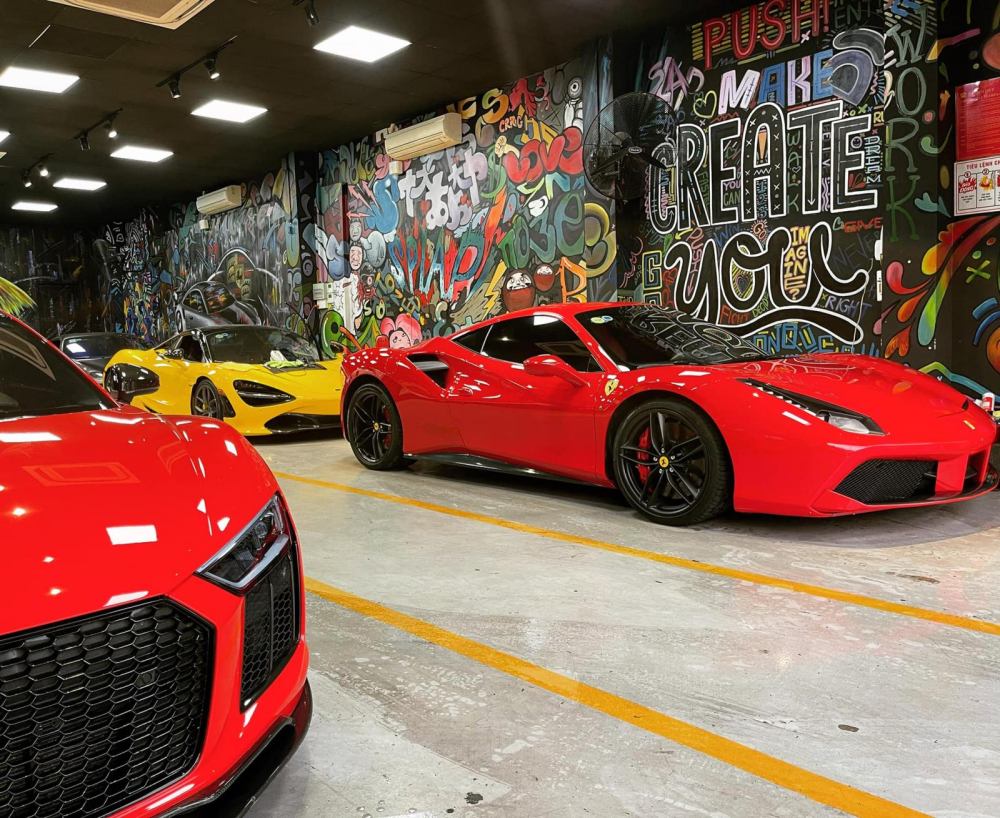 Chiếc siêu xe Ferrari 488 GTB nằm chung cùng nhiều siêu xe khác như McLaren 720S Spider, Audi R8 V10 Plus... Chiếc siêu xe Ferrari 488 GTB nằm chung cùng nhiều siêu xe khác như McLaren 720S Spider, Audi R8 V10 Plus...
