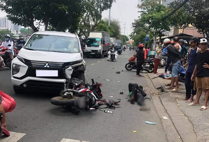 2 người đi xe máy chấn thương nặng 2 người đi xe máy chấn thương nặng