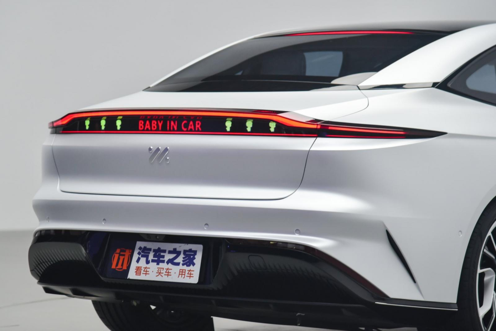 Phần đu&ocirc;i xe&nbsp;Zhiji IM L7 c&oacute; một m&agrave;n h&igrave;nh hiển thị tin nhắn tới người ngo&agrave;i
