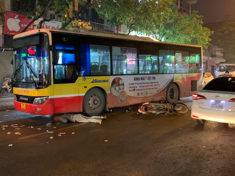 Vụ va chạm giữa xe m&aacute;y v&agrave; xe bu&yacute;t tr&ecirc;n phường Ngọc L&acirc;m v&agrave;o tối qua