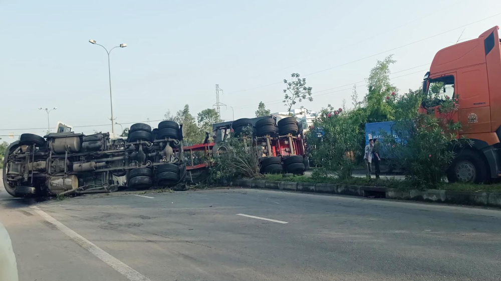 Xe container lật nghi&ecirc;ng, nằm chắn ngang tr&ecirc;n QL1A