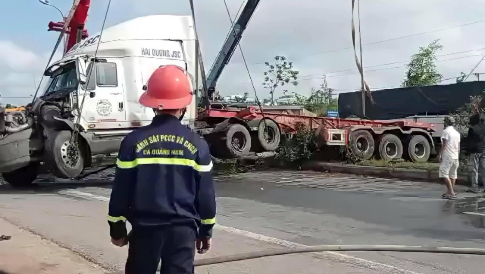 Chiếc xe container sau đ&oacute; được cẩu l&ecirc;n lại v&agrave; nhanh ch&oacute;ng được di dời khỏi Quốc lộ 1A