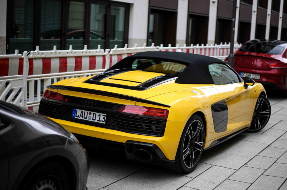 Siêu xe Audi R8 V10 Spyder 2021 sở hữu mui xếp mềm