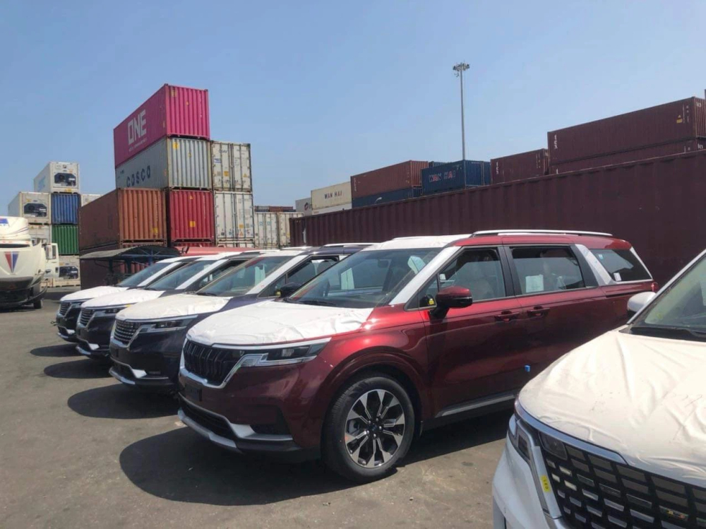 Kia Sedona 2021 c&oacute; mặt tại cảng Việt với số lượng lớn v&agrave; nhiều m&agrave;u sắc kh&aacute;c nhau.