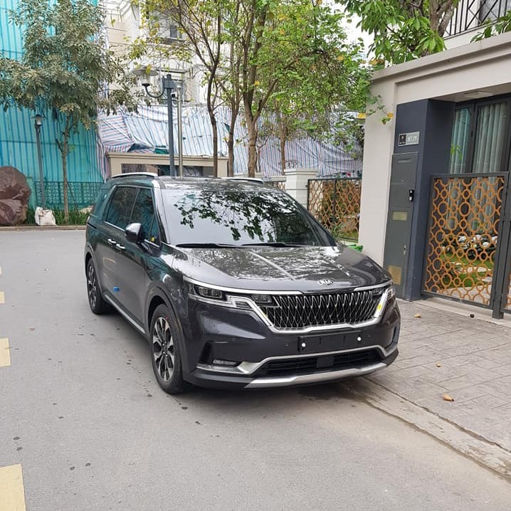 Chiếc Kia Carnival 2021 được đưa về để phục vụ đại sứ qu&aacute;n sở hữu thiết kế lưới tản nhiệt kh&aacute;c biệt với l&ocirc; Sedona mới bị bắt gặp.