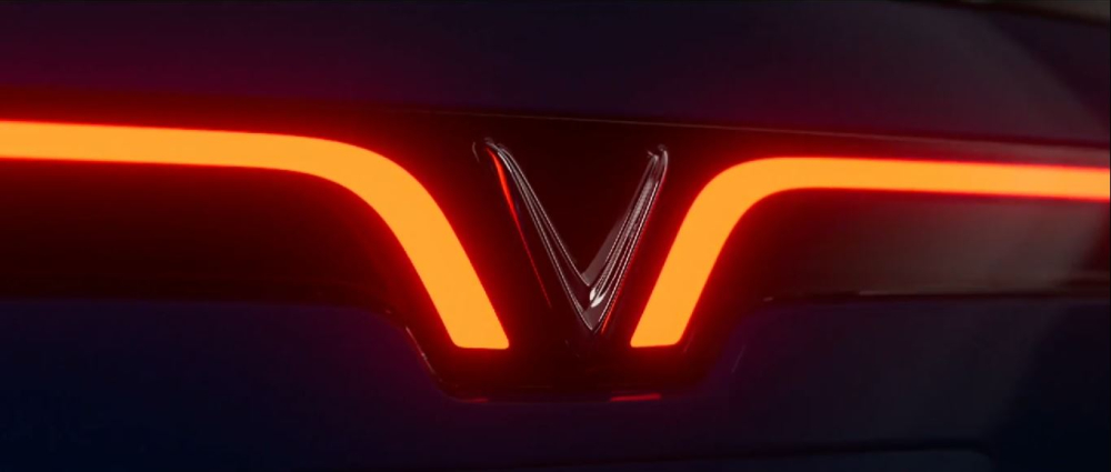 Dải đèn LED hậu vuốt vào theo logo ở giữa cốp sau. Dải đèn LED hậu vuốt vào theo logo ở giữa cốp sau.