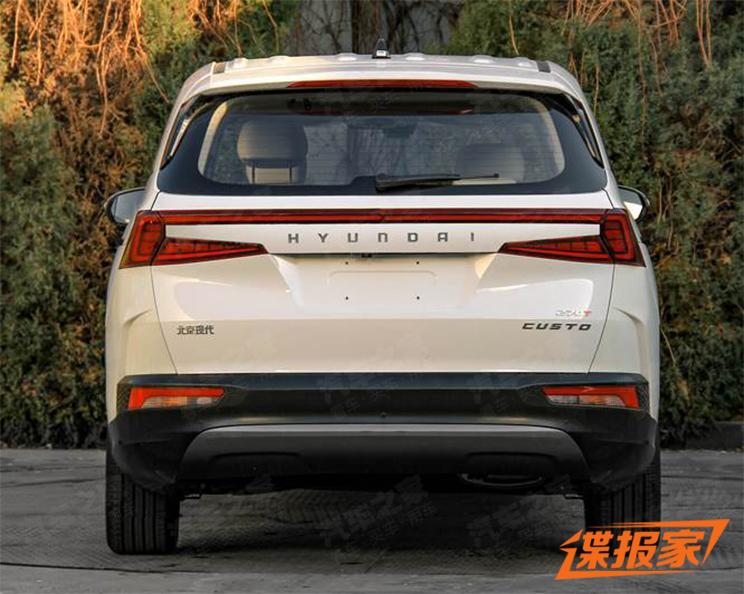 Hyundai Custo 2021 nhìn từ phía sau